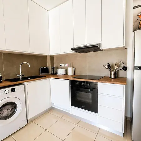 Modern Near Coral Bay Pool & Fast Wifi Апартаменты