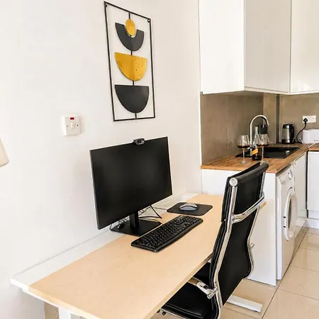 Modern Near Coral Bay Pool & Fast Wifi *
