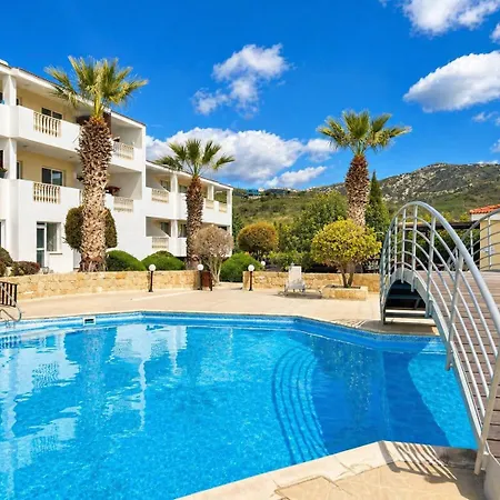 Апартаменты Modern Near Coral Bay Pool & Fast Wifi *